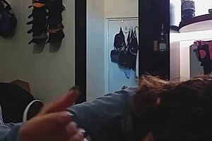 Mi compa�era de cuarto sale de ba�arse y me regala una mamada hasta hacerme terminar tiene un orgasmo mientras me la est� mamando. Wow, what a surprise!