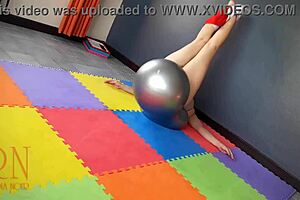 Regina Noir stripper i rød body for gym yoga