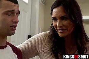 Stepmom affronta il figliastro per le sue abitudini di masturbazione eccessiva