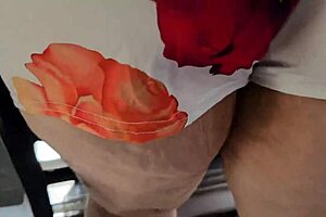 Ujel tujca, ki strmi v mojo ritko med sesanjem avta