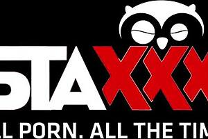 Hot Blonde Milf Having A Threesome At The Park With Cumshot