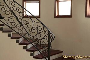 Хей, заварена дъще, искаш ли да усетиш езика на заварената си майка върху теб тази нощ?