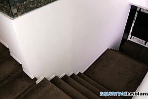 Lesbische MILF spritzt in heißem sapphischen Dreier - Bereit zum Zuschauen?