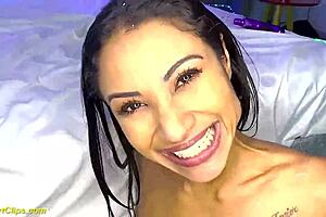 Flexible dünne MILF prolabiert ihr enges Arschloch mit rauem Monsterschwanz-Spiel