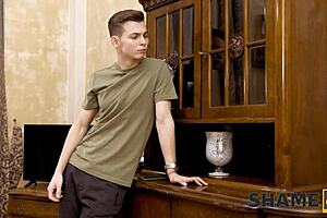 英俊的学生真的能用硬性交惩罚成熟的小偷吗？