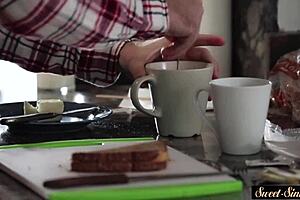 Wow! Stiefmom MILF hart gefickt in wilden Posen und Strümpfen!