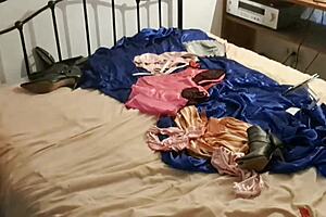 Vêtue de cuir noir, cette salope blanche prend du doggy POV, gorge profonde et rimming en action sauvage