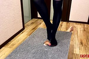 Vroča milf dominira moža s cuckold trample na mlečni deski z Annycandy Painboy.