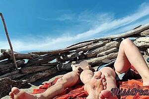 MILF exhibitionniste branle sur plage nudiste publique, attrapée ?