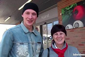 Duits rijp stel geniet van intens vingeren en zuigen