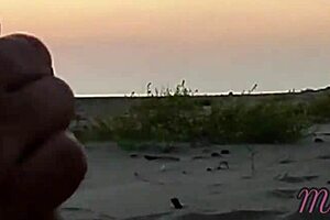 Profesoară franceză, vrei să vezi handjob-ul meu pe plajă publică cu ejaculare în fața străinilor?