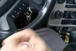 A kurva nem akarja lenyelni a spermát kínos pillanatban.