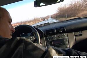 Amatør moden bestemor prøver porno for første gang