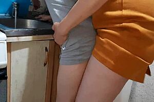 在厨房清洁时被继母猛干，太疯狂！