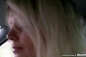 Sarışın Çek MILF kamu caddesinde arabada sertçe sikiliyor.