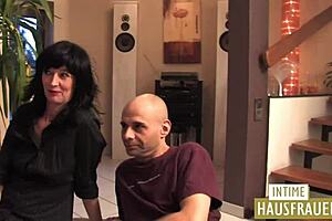 Die Sextrainerin introduces the next couple for training.