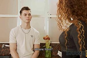 Kędzierzawa rudowłosa z wielkimi cyckami ssie kutasa sąsiada w kuchni