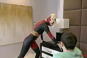 Superhjälte-styvsyster i kostym får uppmärksamhet