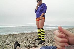 Étranger à la plage branle la bite de l'exhibitionniste dans une scène folle. Action extérieure démente avec Xsanyany !