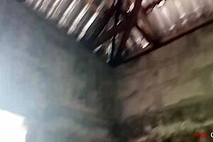 Lihat Tukang Kayu Ashawo Ngewe Istri Dia Keras di Bengkel!