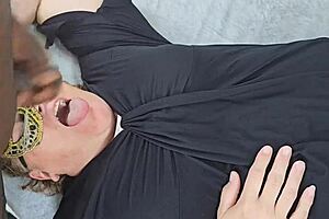 Nagy seggű szőke MILF nyeli a cumot közelről házi videóban