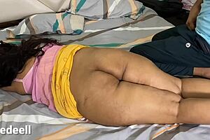 Милф бхабхи тайно трахают девер дома