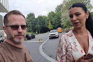 Pornstjärnan Ania Kinski blir knullad i röven av ivrig fan som testar porrdebut. Se varje detalj!