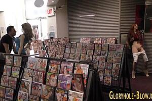 हेय, देखना चाहते हो ये ग्लोरीहोल मिल्फ की चूत को कुम से भरती हुई?