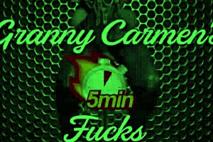 Jeg er besat af bedstemors rødhårede liga, ser hende få orgasme med en dildo i strømper den 11092022-c5