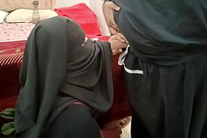 पाकिस्तानी स्टेपमॉम हिजाब में स्टेपसन के साथ नॉटी होकर वाइल्ड सेक्स करती है। विश्वास नहीं होता! 😲