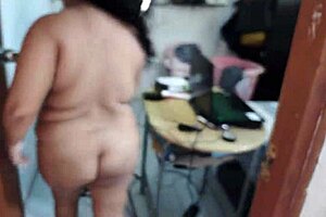 Почему я хожу голой по дому и террасе с видом на улицу, чтобы трахать себя огромным дилдо?