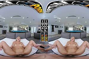 和性感拉丁人妻Caitlin Bell玩虚拟台球超爽