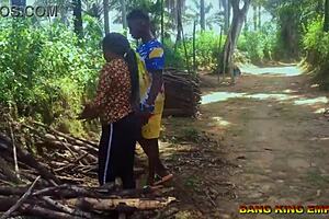 Afričanka šílí na BBC ptáku na vesnické cestě! 🔥