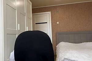 Tato arabská žena v hidžábu najde sex hračku při úklidu