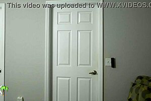 لبست الملابس الداخلية لمفاجأة هالوين، ونيك كسى المحلوق من غوست فيس