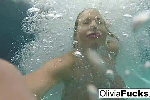 Olivia élvezi a csintalan medenceparti szórakozást szóló játékkal