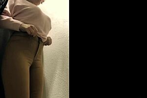 熱い熟女が公共の試着室で服を着替える！🔥