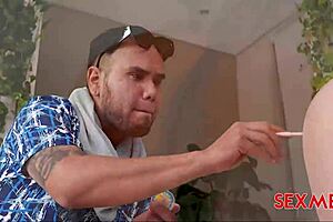 हे कैसेंड्रा लुजान, हील्स में बड़े बूब्स दिखाओ? स्टनिंग कर्व्स के साथ वाइल्ड राइड कैसी?