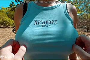 Pohľad na chytanie veľkých cicí horúcej milf na verejnej exhibícii