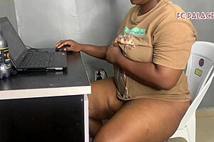 Jeg fanget i at se porn og han kneppede mig hårdt til jeg kom igen og igen