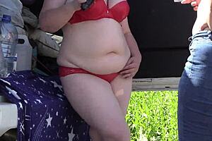 Зрели лесбийки с едри задници, шпионирани на открито. Воайор хваща дебели зрели мадами в секси бельо в парка.