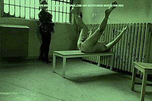 Dominatrix Mistress April peitscht drei Sklaven in Unterwerfung.