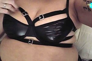 Отчаянная домохозяйка раздевается и дразнит в сыром домашнем клипе