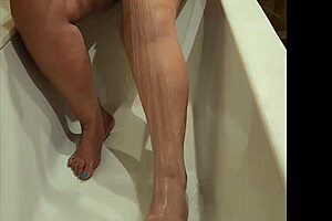 Aranyos kövér BBW hölgy beszappanoz a zuhanyban!