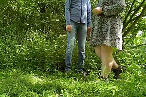 Milf gorda sexy tira calcinha e mija publicamente com estranho