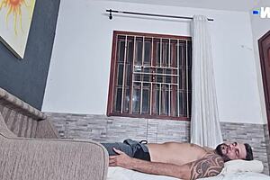 Peguei meu amigo descansando esfreguei minha buceta na cara dele