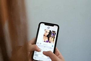 คาร์เมน วาเลนติน่าล้อเลียนลูกเลี้ยงด้วยหีร้อนและนมเซ็กซี่