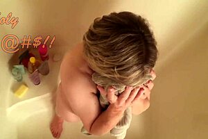 Шпионю за мамой, пойманной в мастурбации! Шокирующий оргазм раскрыт!