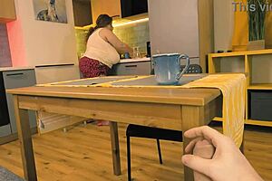 Stiefmutter erwischt ihn beim Wichsen unter dem Schreibtisch und hilft mit der Hand.