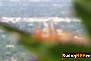 במסיבה סווינגר, נשים יפות אוכלות כוס כשהשותפים צופים